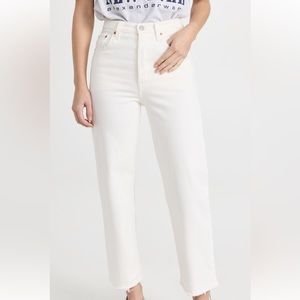 Never worn Levi’s Rib cage straight leg jean